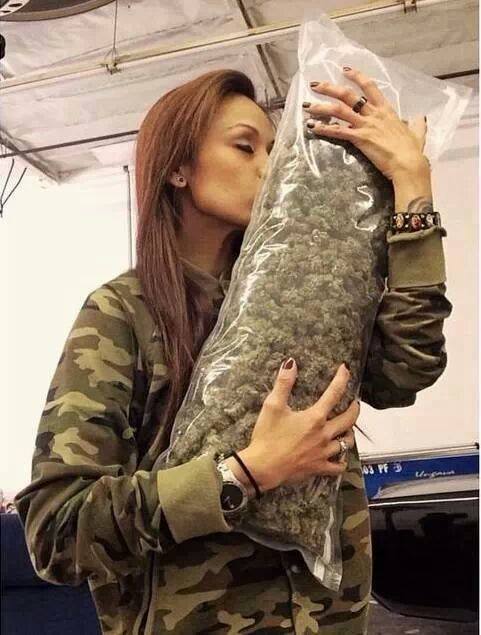 Фото девушка с марихуаной аптека конопля